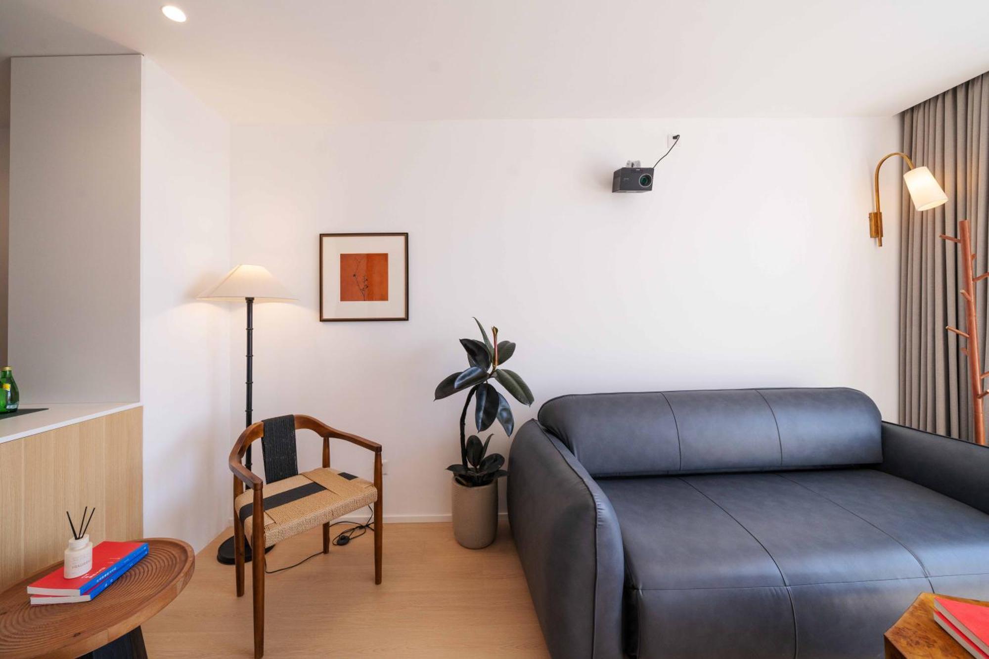 Tianzifang Sun And Moonlight View Two Bedrooms And Two Bathrooms Apartment Shanghai